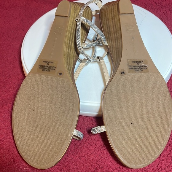NIB. $79R. I.N.C. Ring Toe Mystik Sandal. Size 9 Pearl Gold - Picture 9 of 10